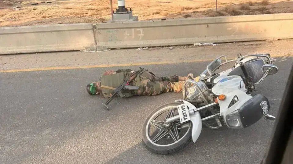 מחבל שרוע על הרצפה לאחר שנוטרל, דרום הארץ. 7 באוקטובר 2023 מחבל שרוע על הרצפה לאחר שנוטרל, דרום הארץ. 7 באוקטובר 2023