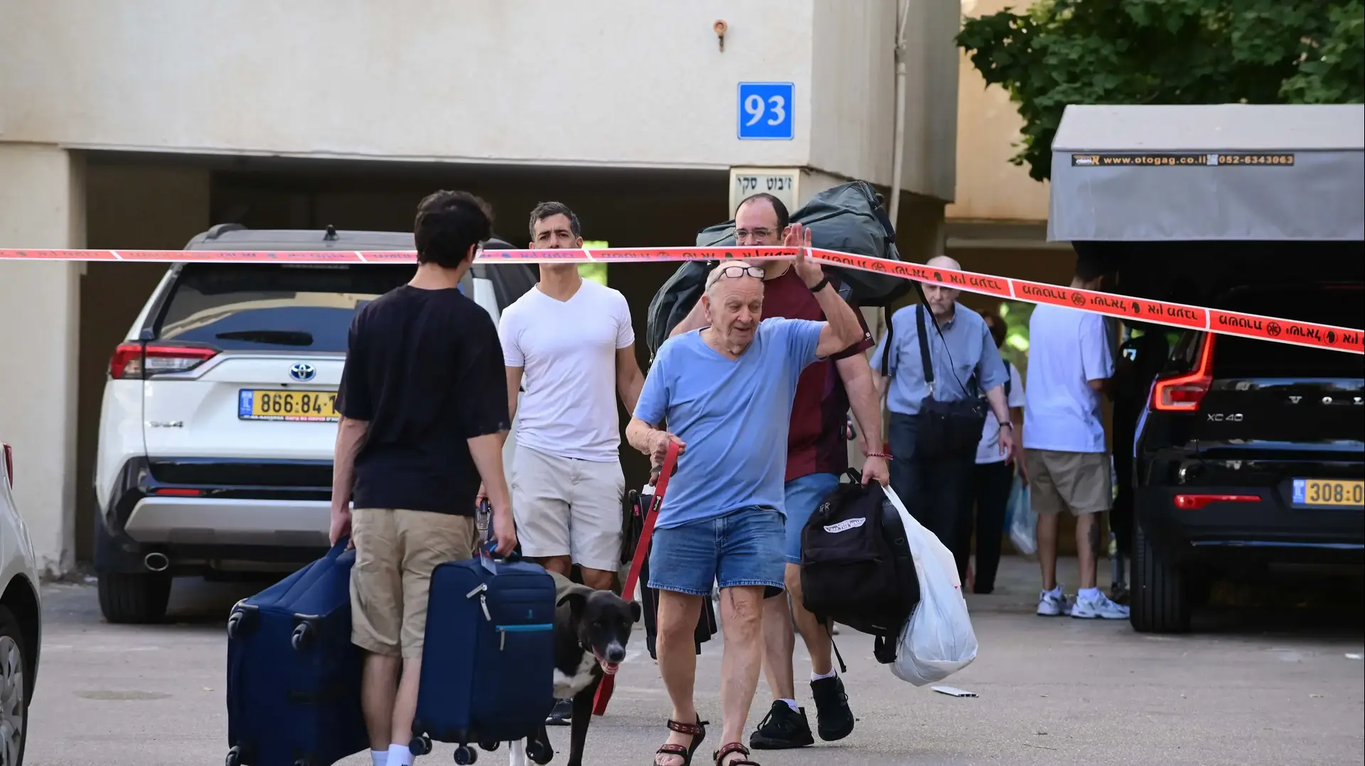 תושבים המתגוררים בבניין שספג פגיעה ישירה מטיל שנורה מעזה, צפון תל אביב, מתפנים מביתם. 7 באוקטובר 2023.
תושבים המתגוררים בבניין שספג פגיעה ישירה מטיל שנורה מעזה, צפון תל אביב, מתפנים מביתם. 7 באוקטובר 2023.