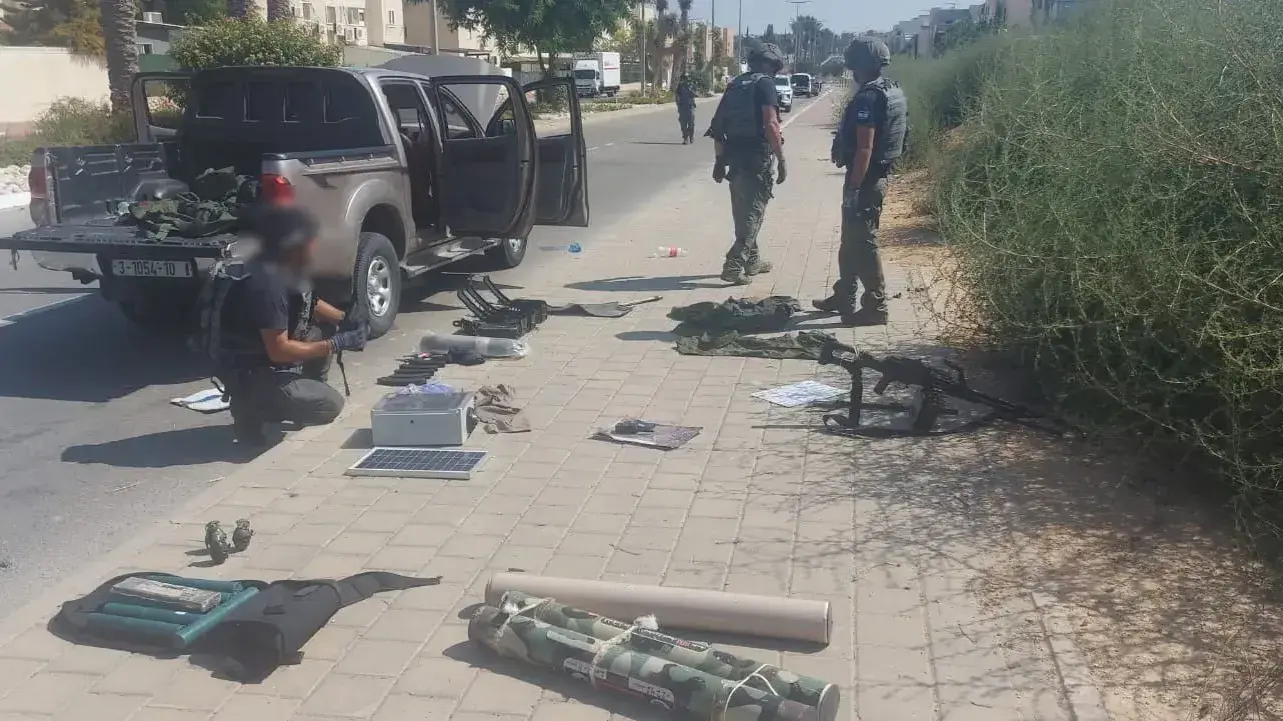 חבלנים של משטרת ישראל פועלים בשעה זו לבדיקה וניטרול של פרטי אמל"ח רבים שנתפסו על שני טנדרים ששימשו את המחבלים שחדרו לשטח מדינת ישראל. 7 באוקטובר 2023 חבלנים של משטרת ישראל פועלים בשעה זו לבדיקה וניטרול של פרטי אמל"ח רבים שנתפסו על שני טנדרים ששימשו את המחבלים שחדרו לשטח מדינת ישראל. 7 באוקטובר 2023