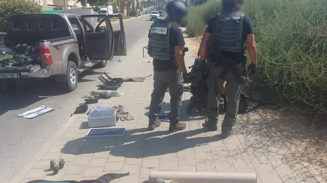 חבלנים של משטרת ישראל פועלים בשעה זו לבדיקה וניטרול של פרטי אמל"ח רבים שנתפסו על שני טנדרים ששימשו את המחבלים שחדרו לשטח מדינת ישראל. 7 באוקטובר 2023 חבלנים של משטרת ישראל פועלים בשעה זו לבדיקה וניטרול של פרטי אמל"ח רבים שנתפסו על שני טנדרים ששימשו את המחבלים שחדרו לשטח מדינת ישראל. 7 באוקטובר 2023