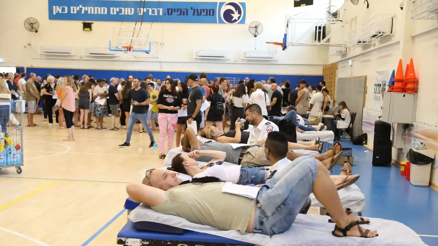אנשים תורמים דם, אולם "שובו בנים, חדרה, 7 באוקטובר 2023 אנשים תורמים דם, אולם "שובו בנים, חדרה, 7 באוקטובר 2023