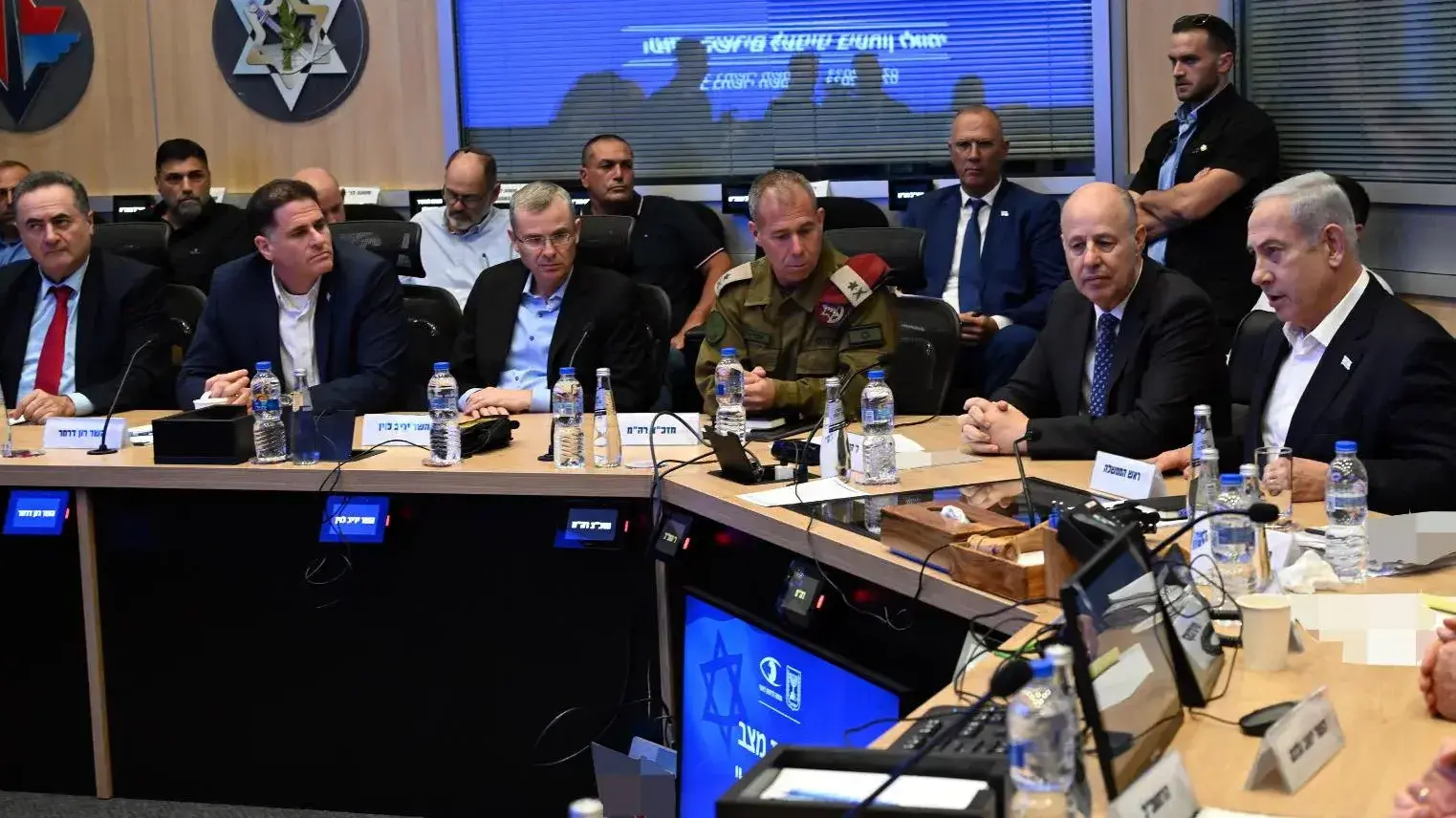 ראש הממשלה בנימין נתניהו בפתח ישיבת הקבינט המדיני-ביטחוני. 7 באוקטובר 2023