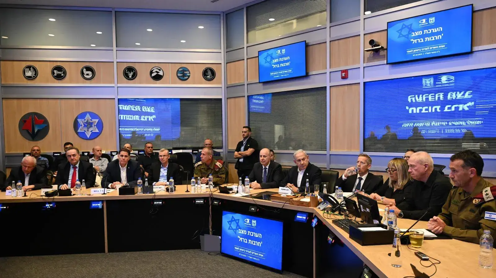 ראש הממשלה בנימין נתניהו בפתח ישיבת הקבינט המדיני-ביטחוני. 7 באוקטובר 2023 ראש הממשלה בנימין נתניהו בפתח ישיבת הקבינט המדיני-ביטחוני. 7 באוקטובר 2023