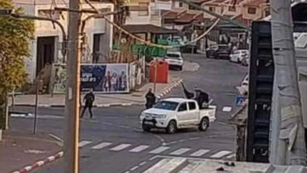מחבלים בטנדר טויוטה היילק הבוקר בשדרות מחבלים בטנדר טויוטה היילק הבוקר בשדרות