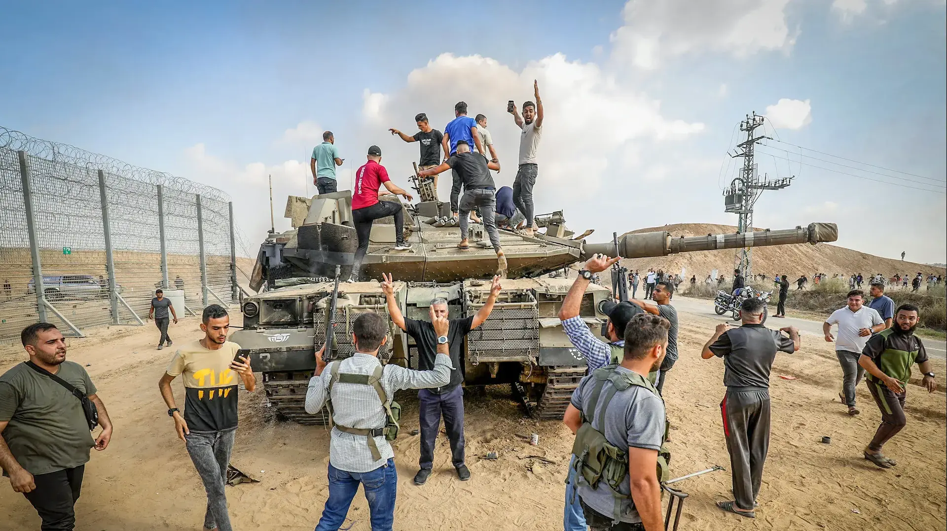 מחבלים עזתים מעל טנק צהלי חוצים מרצועת עזה אל ישראל 07 באוקטובר 2023