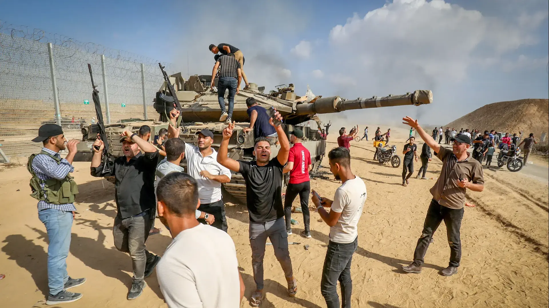 מחבלים עזתים מעל טנק צהלי חוצים מרצועת עזה אל ישראל 07 באוקטובר 2023