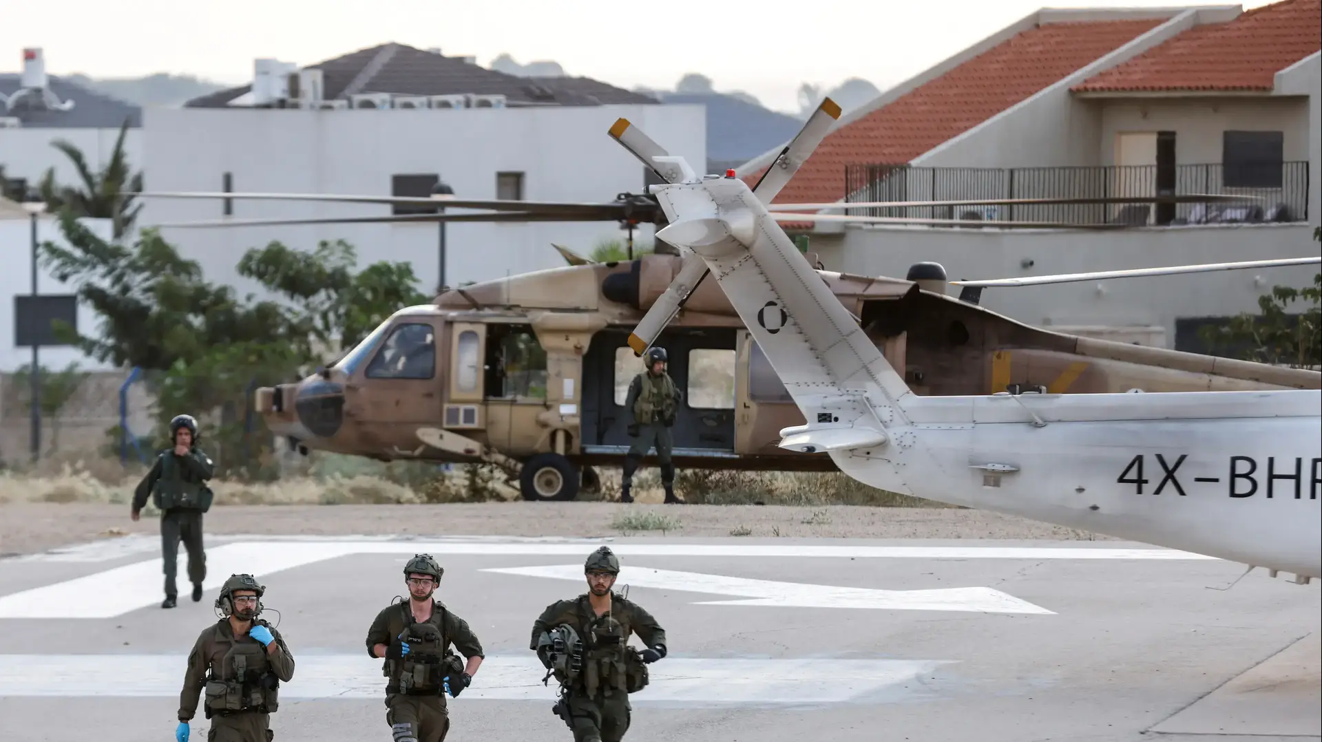 כוחות צה"ל מוקפים במסוק ללחימה 07 באוקטובר 2023 כוחות צה"ל מוקפים במסוק ללחימה 07 באוקטובר 2023