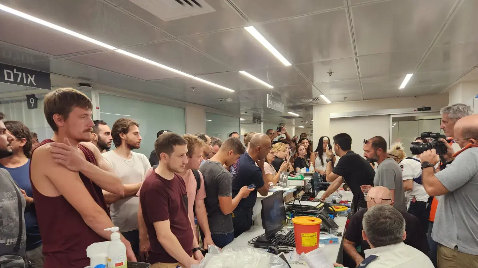 אזרחים רבים תורמים דם בבי"ח איכילוב 07 באוקטובר 2023 אזרחים רבים תורמים דם בבי"ח איכילוב 07 באוקטובר 2023