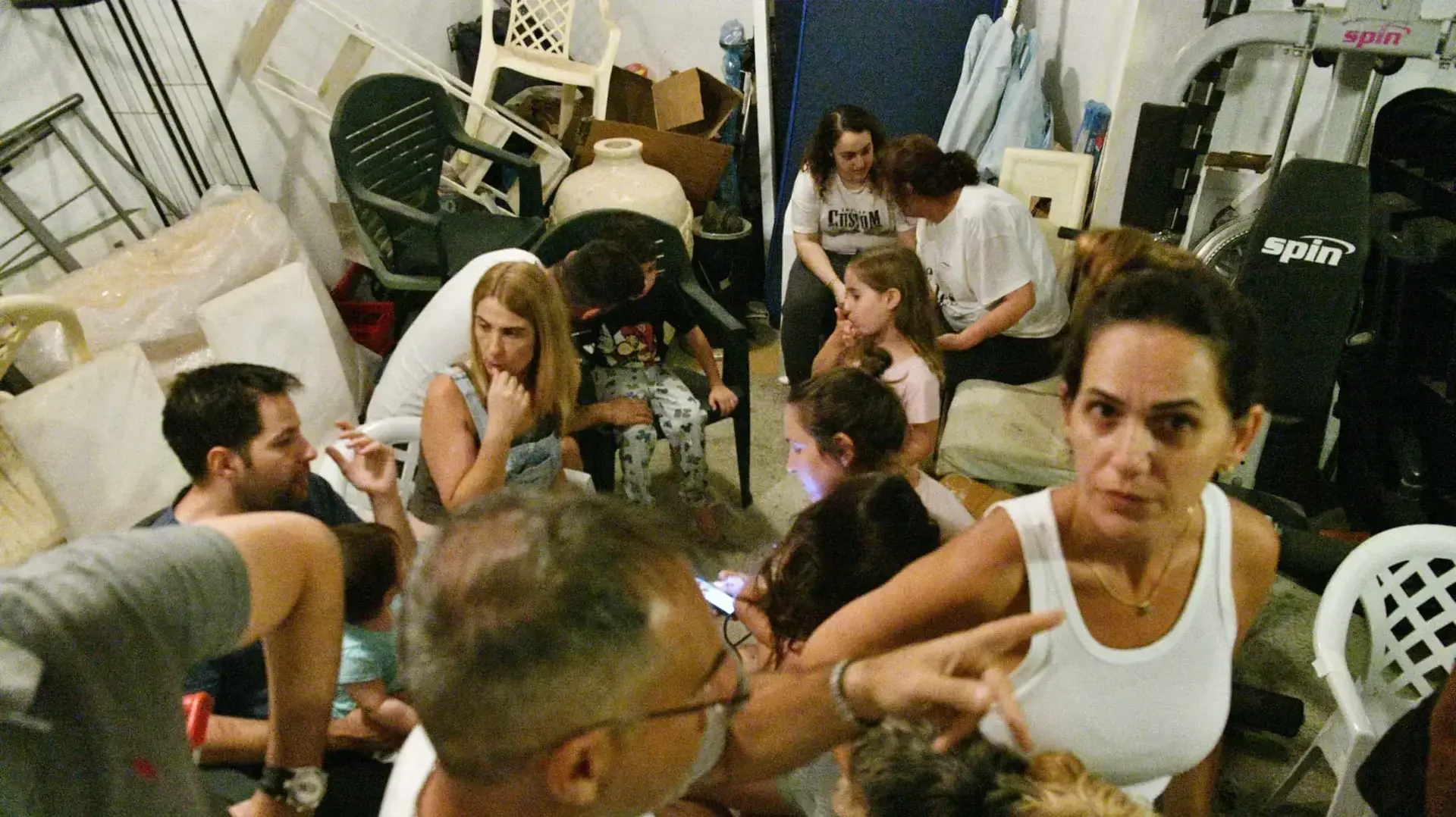 אנשים תופסים מחסה במקלט, ראשון לציון, 7 באוקטובר 2023 אנשים תופסים מחסה במקלט, ראשון לציון, 7 באוקטובר 2023