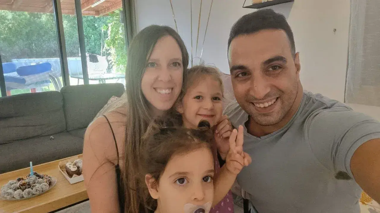 יוני אשר עם אשתו ובנותיו יוני אשר עם אשתו ובנותיו