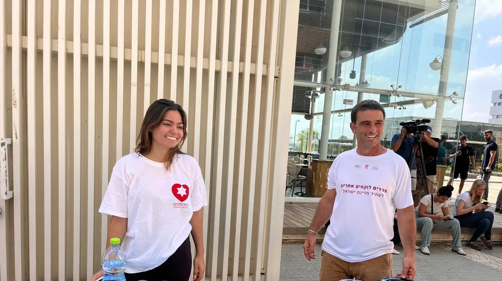 אופיר ושחר מארגון לב אחד פתחו שולחן למשפחות שבאות לחמ"ל נעדרים. 8 באוקטובר 2023 אופיר ושחר מארגון לב אחד פתחו שולחן למשפחות שבאות לחמ"ל נעדרים. 8 באוקטובר 2023
