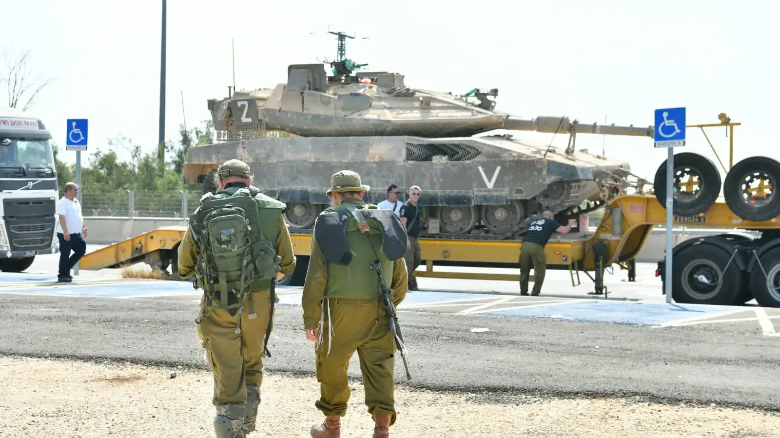 חיילי צה"ל מתארגנים ללחימה, 8 באוקטובר 2023 חיילי צה"ל מתארגנים ללחימה, 8 באוקטובר 2023