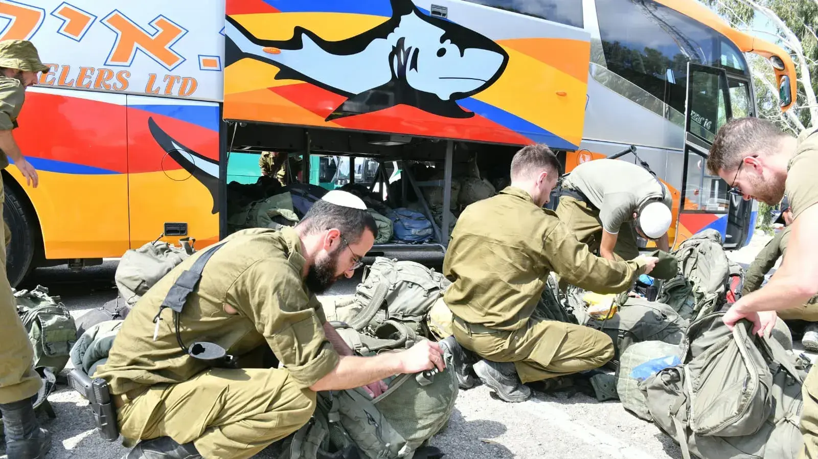 חיילי צה"ל מתארגנים ללחימה, 8 באוקטובר 2023 חיילי צה"ל מתארגנים ללחימה, 8 באוקטובר 2023