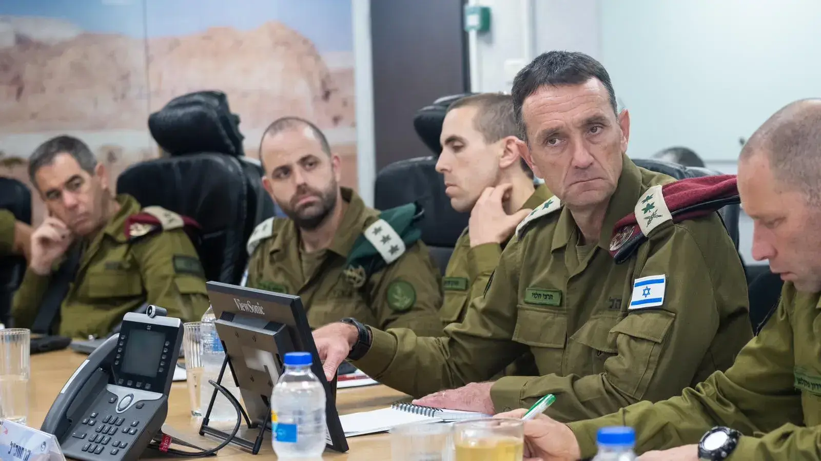 הרמטכ״ל הרצי הלוי בהערכת מצב בפיקוד הדרום עם מפקד פיקוד הדרום וחברי פורום מטכ״ל. 8 באוקטובר 2023
