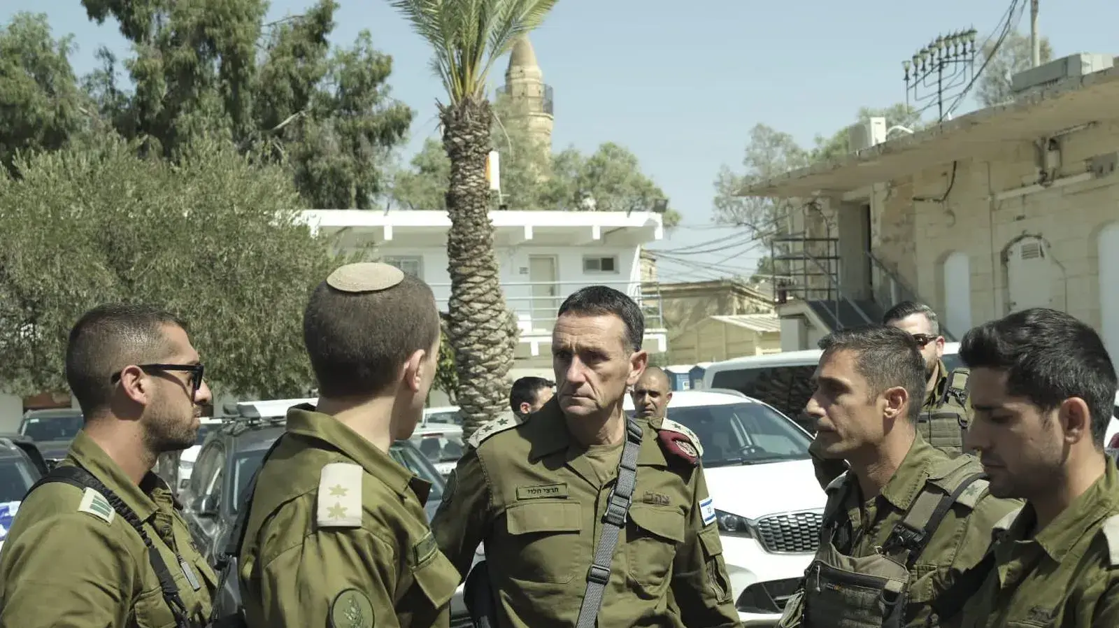 הרמטכ״ל הרצי הלוי בהערכת מצב בפיקוד הדרום עם מפקד פיקוד הדרום וחברי פורום מטכ״ל. 8 באוקטובר 2023 הרמטכ״ל הרצי הלוי בהערכת מצב בפיקוד הדרום עם מפקד פיקוד הדרום וחברי פורום מטכ״ל. 8 באוקטובר 2023