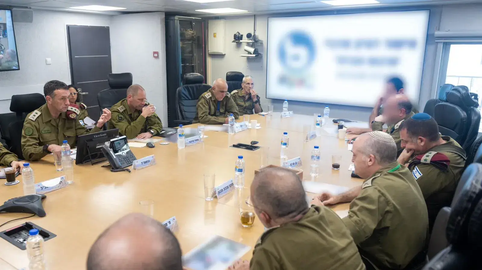 הרמטכ״ל הרצי הלוי בהערכת מצב בפיקוד הדרום עם מפקד פיקוד הדרום וחברי פורום מטכ״ל. 8 באוקטובר 2023 הרמטכ״ל הרצי הלוי בהערכת מצב בפיקוד הדרום עם מפקד פיקוד הדרום וחברי פורום מטכ״ל. 8 באוקטובר 2023