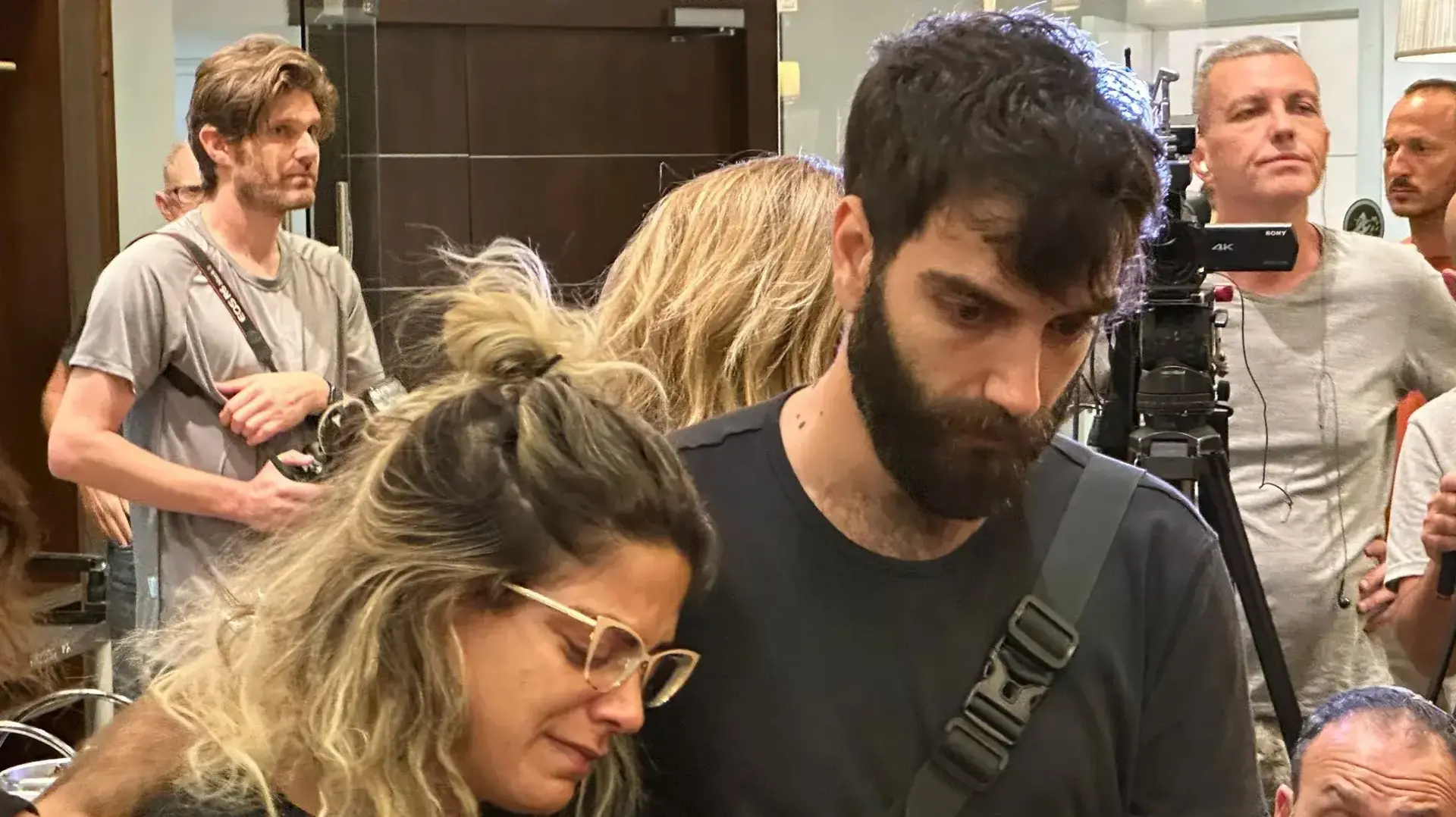 מסיבת עיתונאים של נציגי משפחות הנעדרים והשבויים. כפר המכבייה, רמת גן. 8 באוקטובר 2023 מסיבת עיתונאים של נציגי משפחות הנעדרים והשבויים. כפר המכבייה, רמת גן. 8 באוקטובר 2023