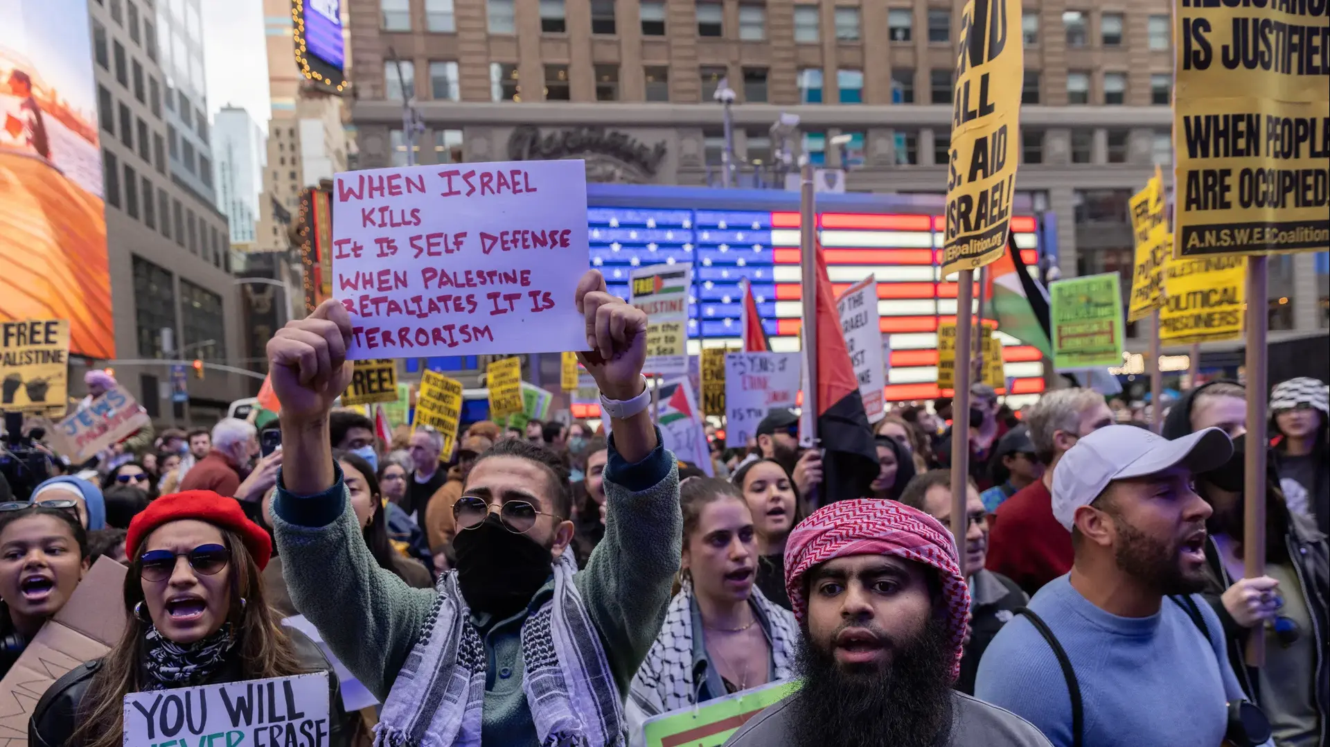 הפגנה פרו-פלסטינית בכיכר טיימס בניו יורק, ארה"ב, 8 באוקטובר 2023 הפגנה פרו-פלסטינית בכיכר טיימס בניו יורק, ארה"ב, 8 באוקטובר 2023