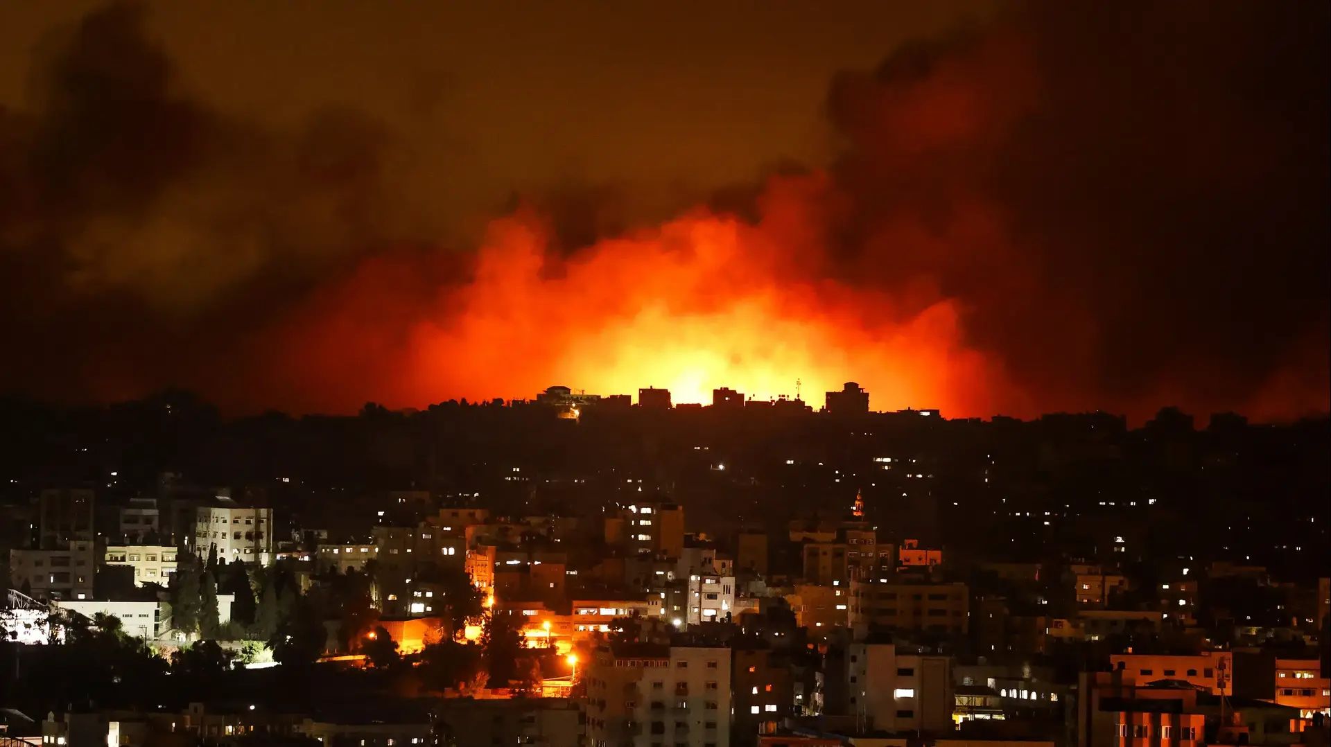 עשן עולה במהלך תקיפה אווירית ישראלית בעיר עזה, ב-8 באוקטובר 2023. עשן עולה במהלך תקיפה אווירית ישראלית בעיר עזה, ב-8 באוקטובר 2023.