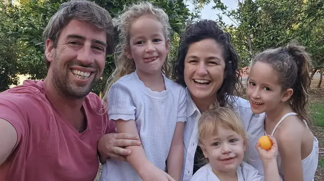 תמר קדם סימן טוב, בעלה ג'וני ושלושת ילדיהם שנרצחו בניר עוז, 7 באוקטובר 2023 תמר קדם סימן טוב, בעלה ג'וני ושלושת ילדיהם שנרצחו בניר עוז, 7 באוקטובר 2023