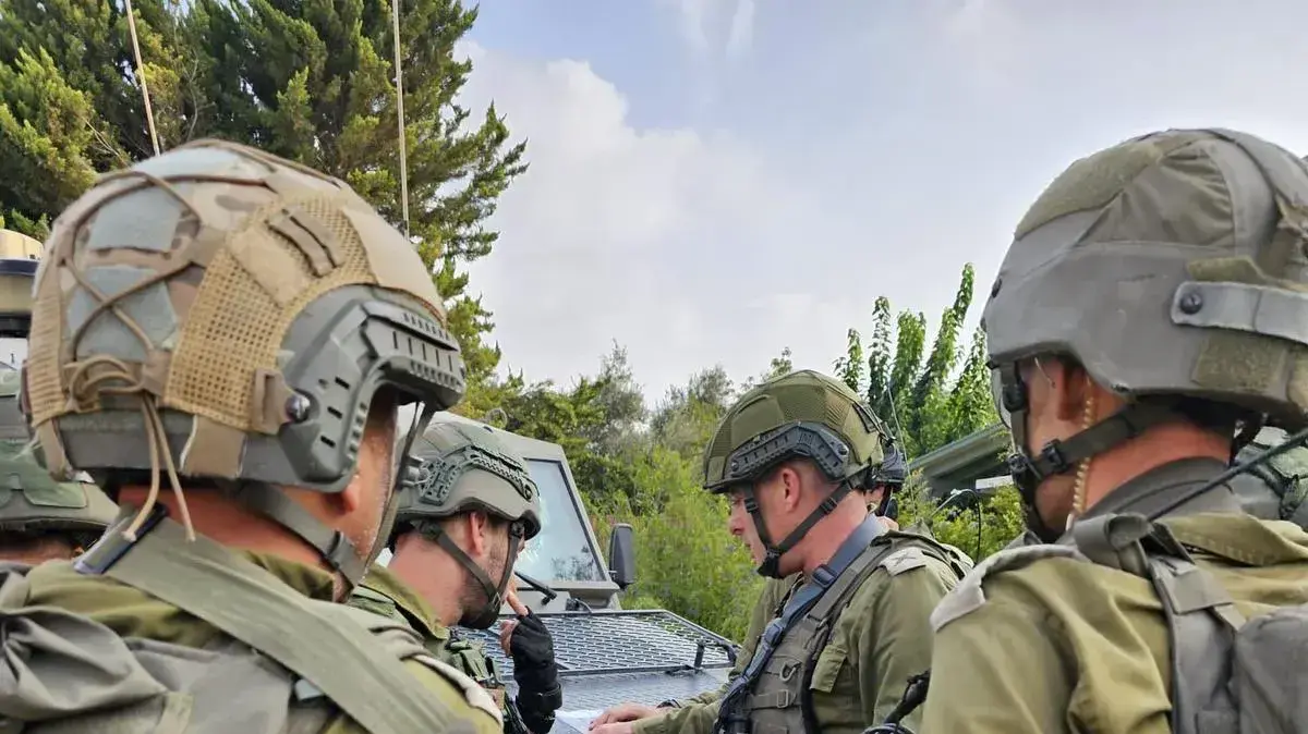 מפקד אוגדת עזה, תא״ל אבי רוזנפלד, מנהל את הלחימה בגזרה, 9 באוקטובר 2023 מפקד אוגדת עזה, תא״ל אבי רוזנפלד, מנהל את הלחימה בגזרה, 9 באוקטובר 2023