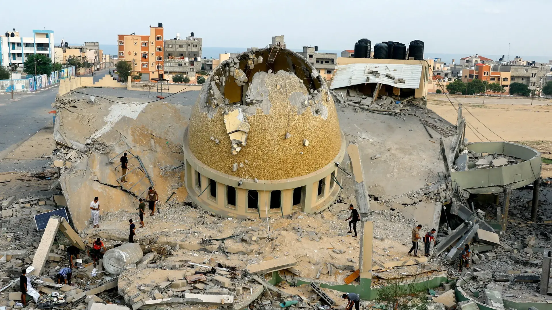 הריסות ברצועת עזה אחרי התקפות חיל האוויר, 8 באוקטובר 2023 הריסות ברצועת עזה אחרי התקפות חיל האוויר, 8 באוקטובר 2023