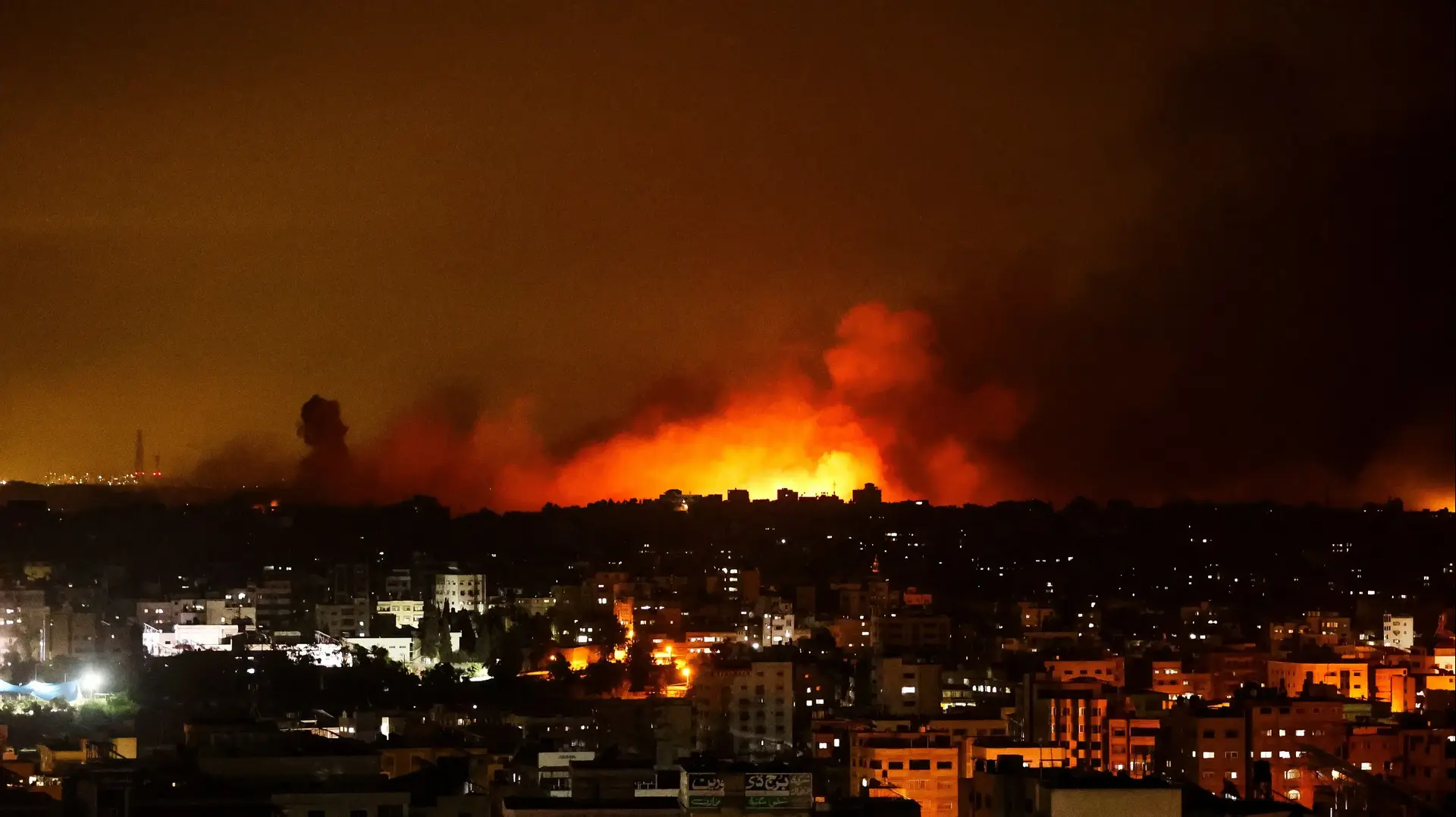אש מיתמרת מעזה לאחר הפצצות חיל האוויר אש מיתמרת מעזה לאחר הפצצות חיל האוויר