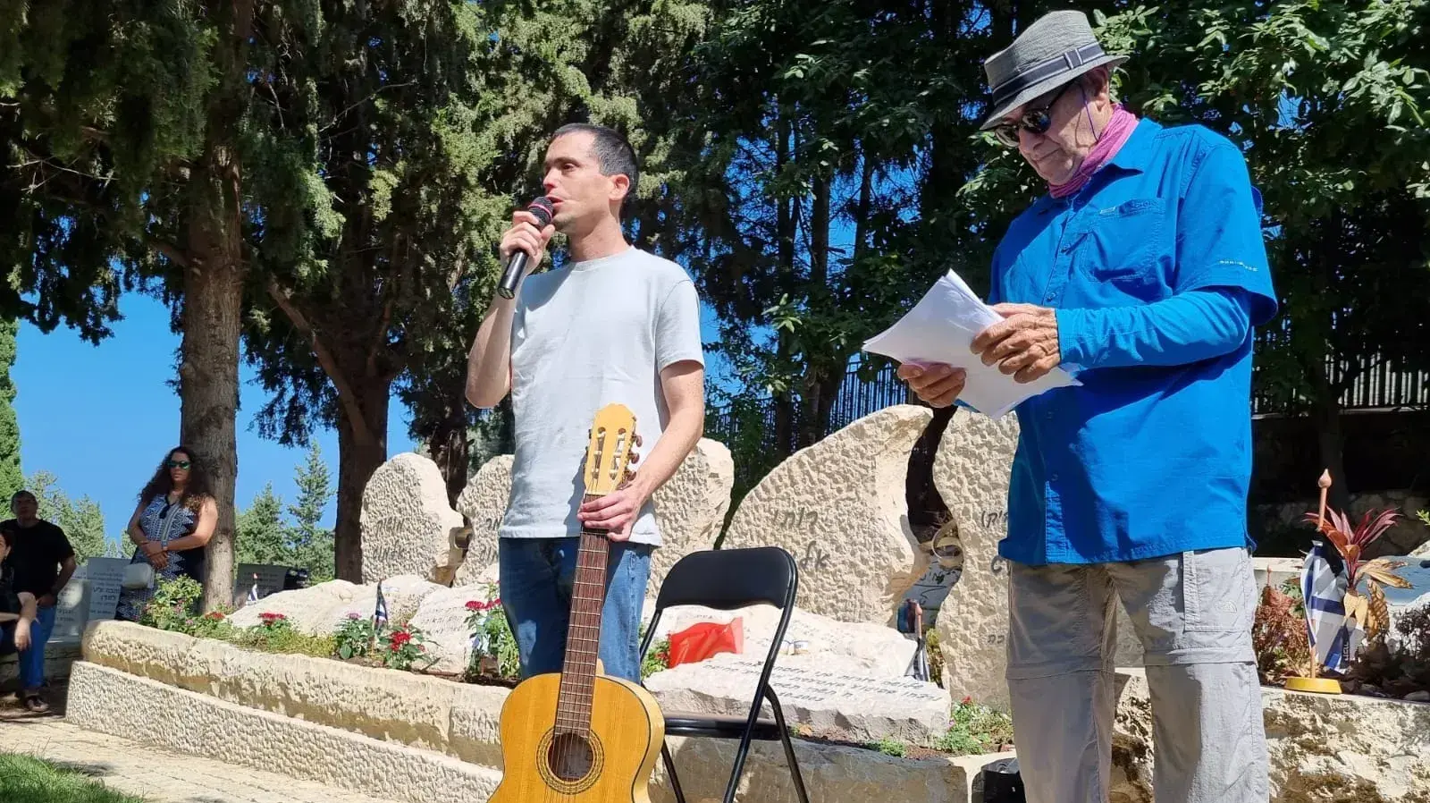 גיורא אלמוג ואחיינו אורן באזכרה לפני שבועיים לזכר חמשת בני המשפחה שנרצחו בפיגוע במסעדת מקסים