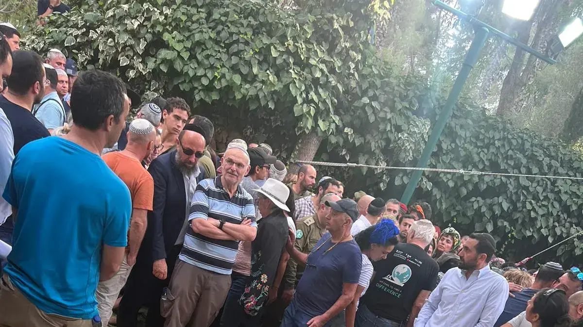 הלוויתו של אל״ם רועי לוי, מפקד יחידת רפאים (הרב-מימדית), שנפל ביום הראשון למלחמה מובא בשעה זו למנוחות בחלקה הצבאית בהר הרצל הלוויתו של אל״ם רועי לוי, מפקד יחידת רפאים (הרב-מימדית), שנפל ביום הראשון למלחמה מובא בשעה זו למנוחות בחלקה הצבאית בהר הרצל