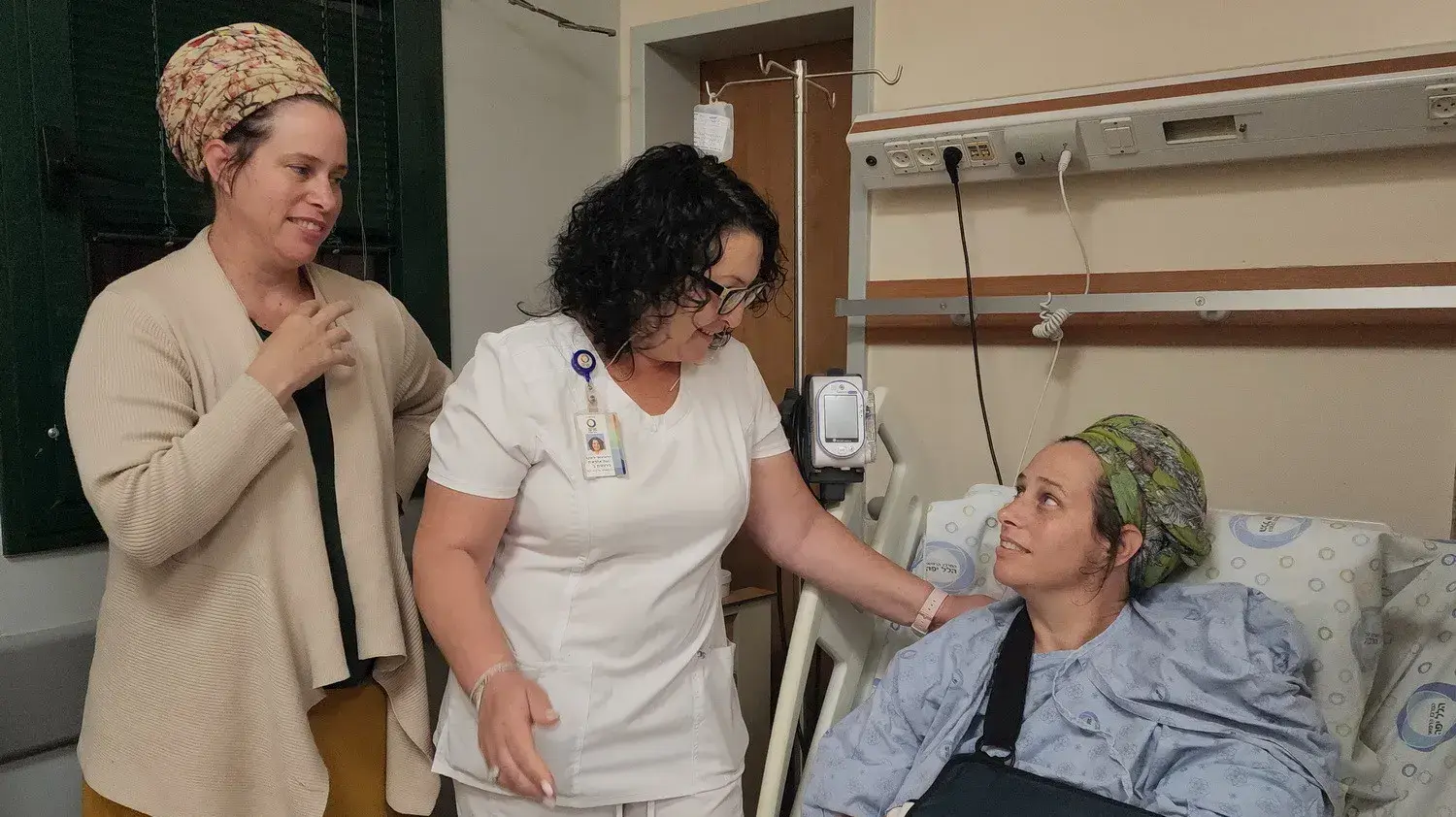 נפצעה והמשיכה להציל חיים. מיכל אלון עם ורוניקה סטרובינסקי, אחות אחראית בכירורגית ב' בהלל יפה. משמאל - אחותה התאומה יעל