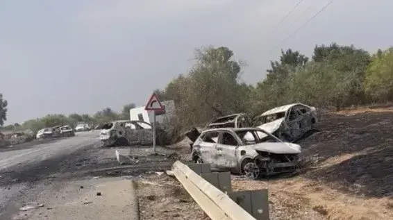 מכוניות שרופות ומחוררות באתר המסיבה ברעים, 9 באוקטובר 2023 מכוניות שרופות ומחוררות באתר המסיבה ברעים, 9 באוקטובר 2023