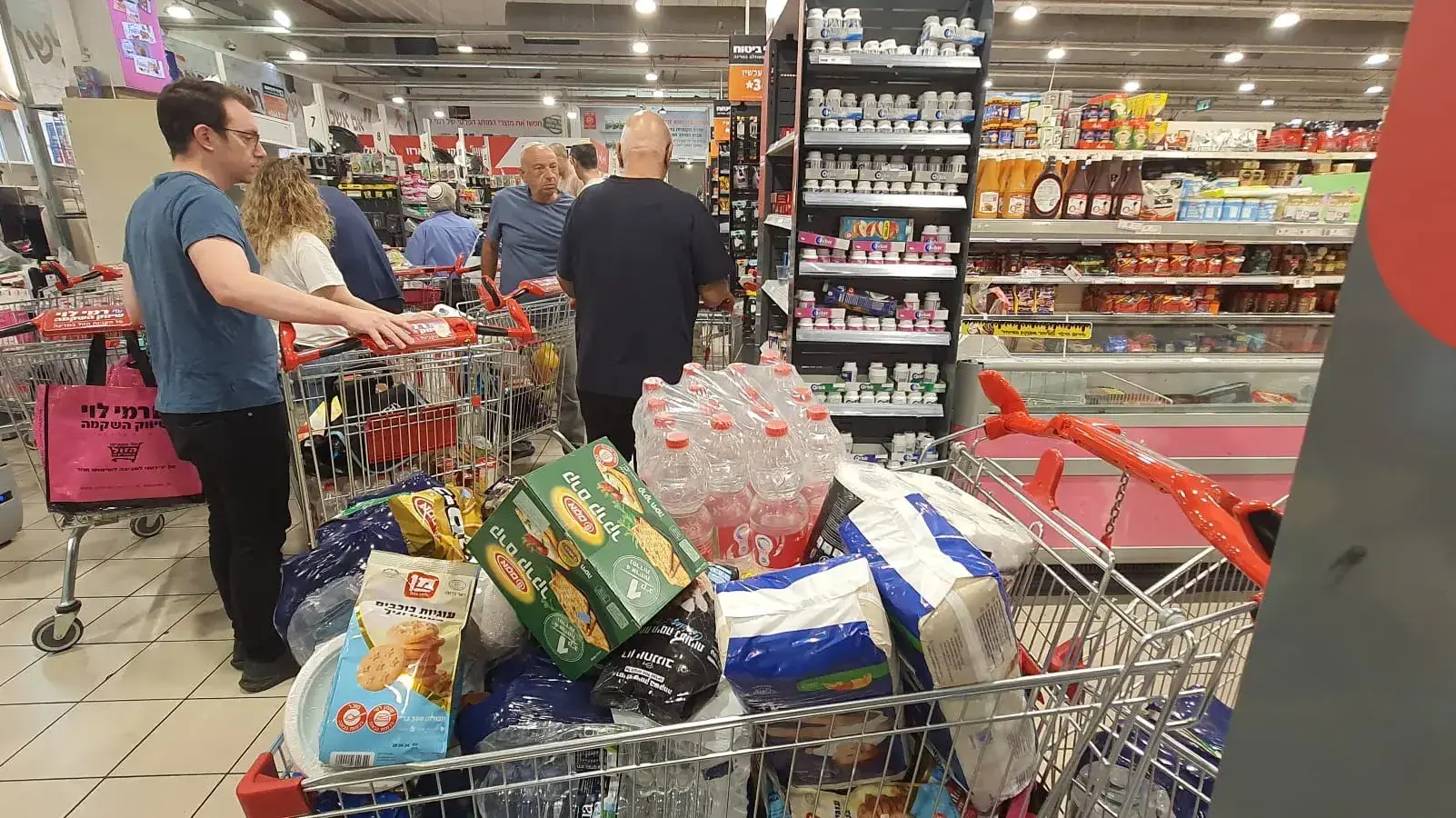 מדפי סופר ריקים, רמי לוי פתח תקווה, 10 באוקטובר 2023 מדפי סופר ריקים, רמי לוי פתח תקווה, 10 באוקטובר 2023