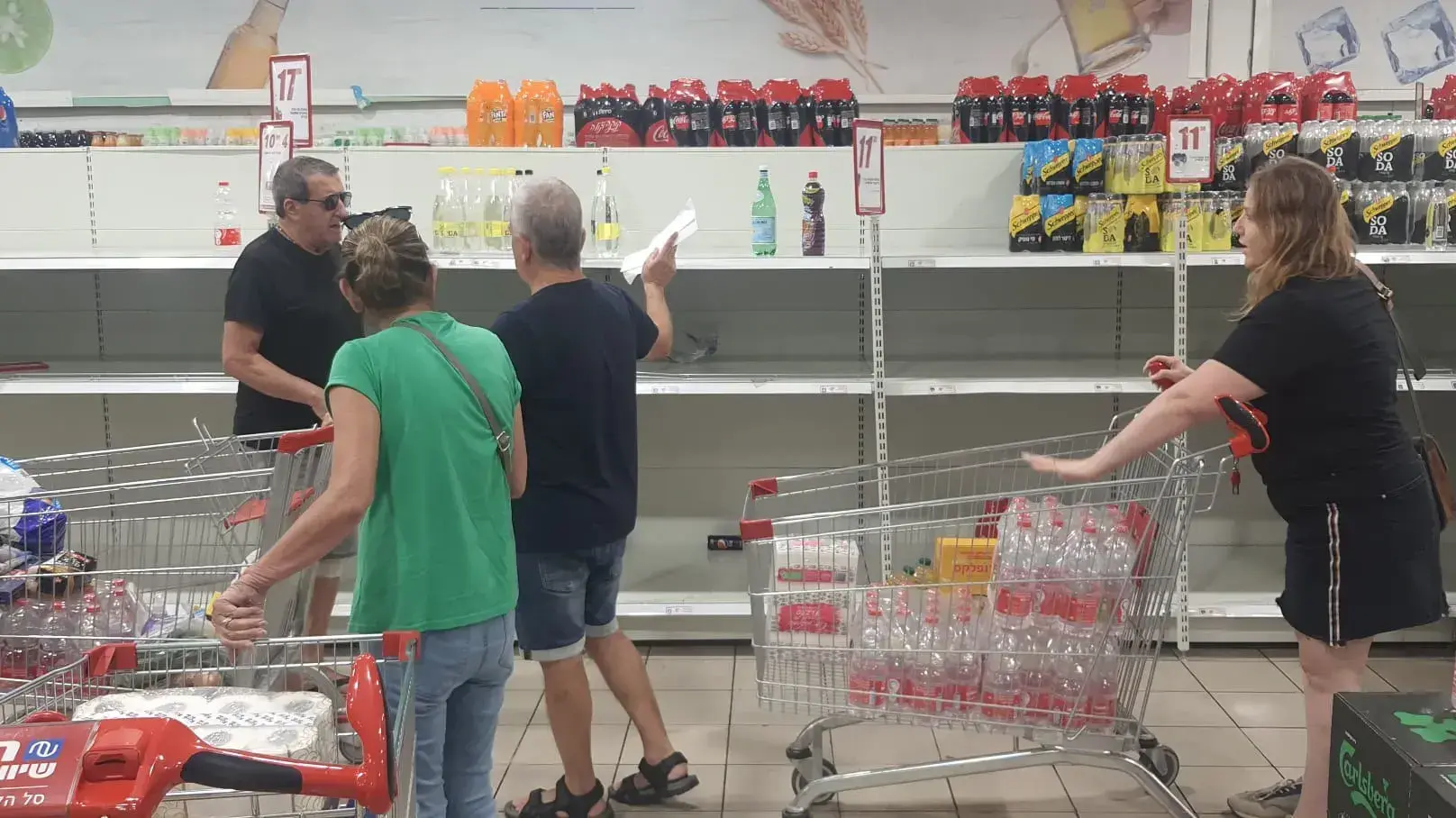 מדפי סופר ריקים, רמי לוי פתח תקווה, 10 באוקטובר 2023 מדפי סופר ריקים, רמי לוי פתח תקווה, 10 באוקטובר 2023