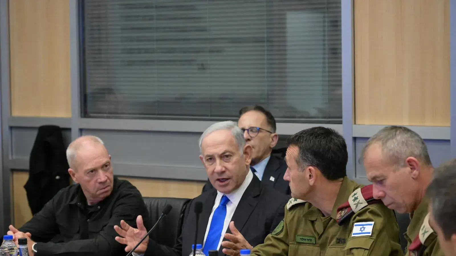 ראש הממשלה בנימין נתניהו כעת בהערכת מצב ביטחונית, בקריה בתל אביב. 9 באוקטובר 2023 ראש הממשלה בנימין נתניהו כעת בהערכת מצב ביטחונית, בקריה בתל אביב. 9 באוקטובר 2023