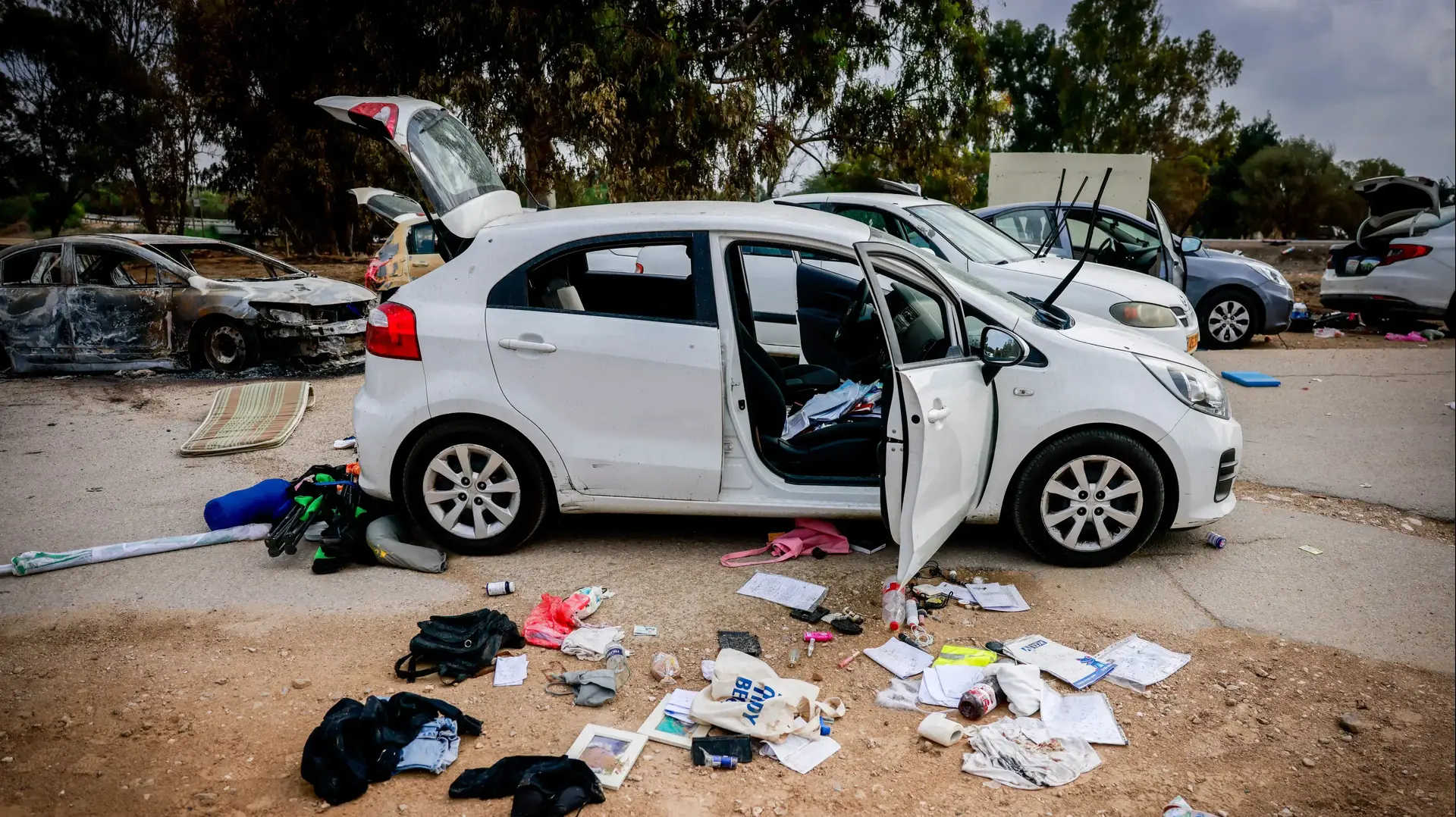 ציוד אישי ליד מכוניות שנטשו מבלי המסיבה בקיבוץ רעים , גבול רצועת עזה, 10 באוקטובר 2023 ציוד אישי ליד מכוניות שנטשו מבלי המסיבה בקיבוץ רעים , גבול רצועת עזה, 10 באוקטובר 2023