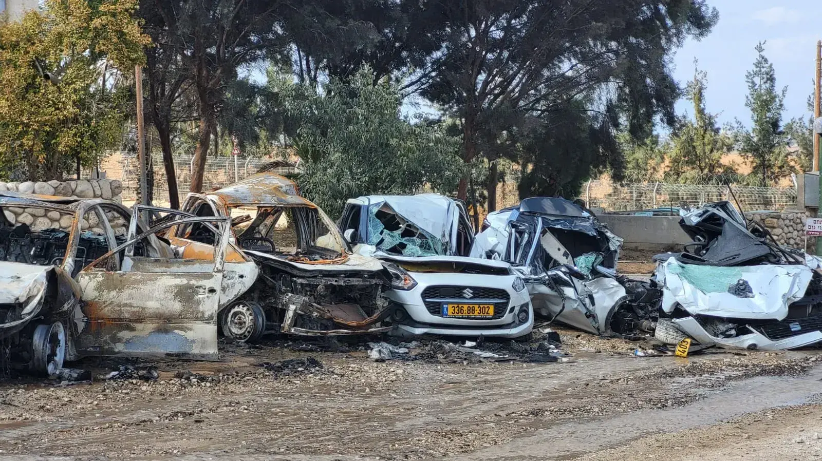 מכוניות הרוסות, כפר עזה, 10 באוקטובר 2023 מכוניות הרוסות, כפר עזה, 10 באוקטובר 2023
