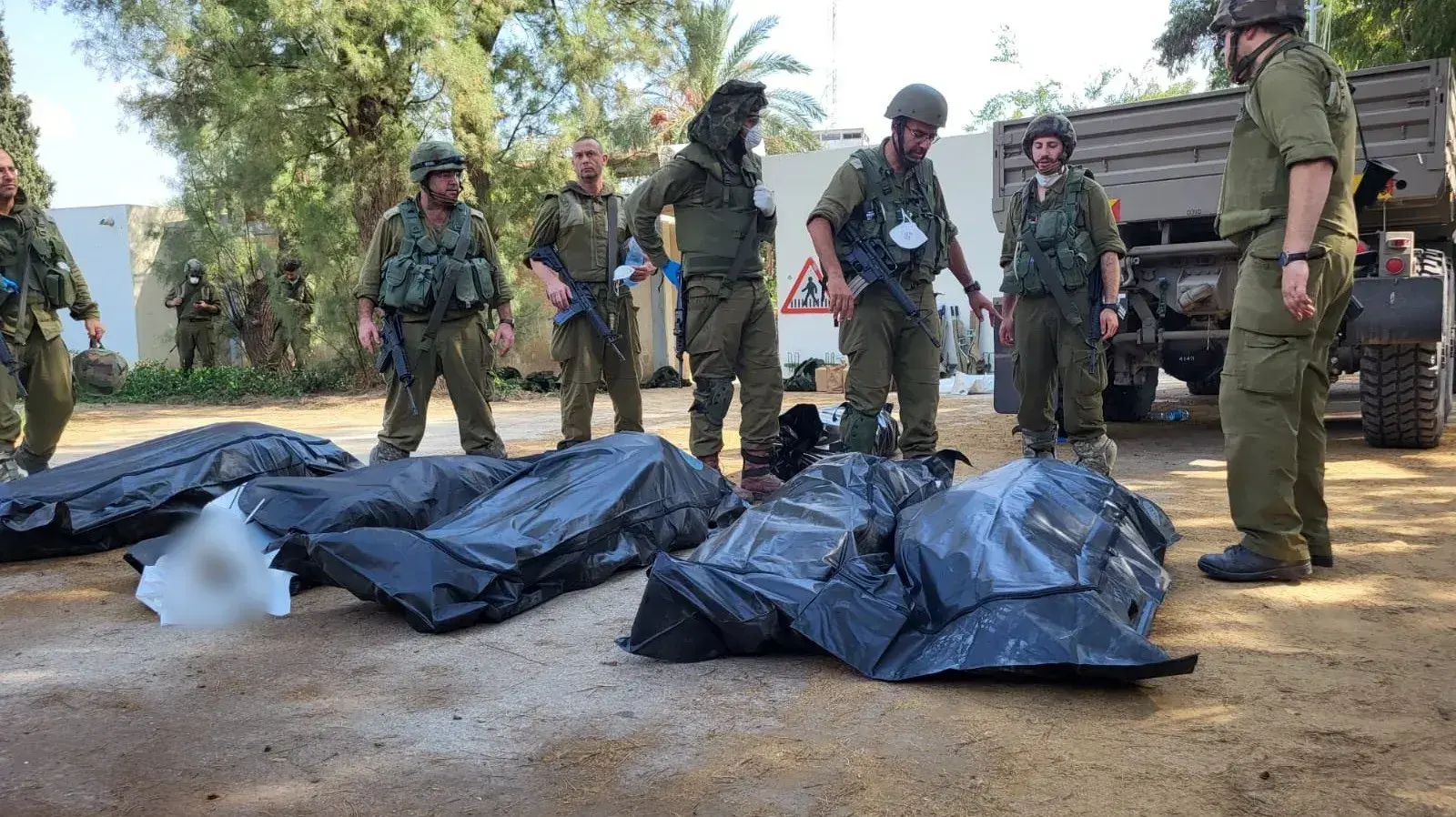 פינוי גופות, כפר עזה, 10 באוקטובר 2023