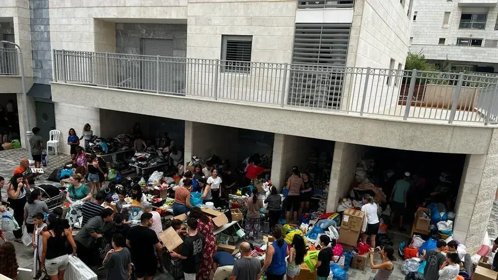 ערבות הדדית: תוך שעתיים אזרחים אבזרו 50 דירות לניצולים מהדרום ערבות הדדית: תוך שעתיים אזרחים אבזרו 50 דירות לניצולים מהדרום