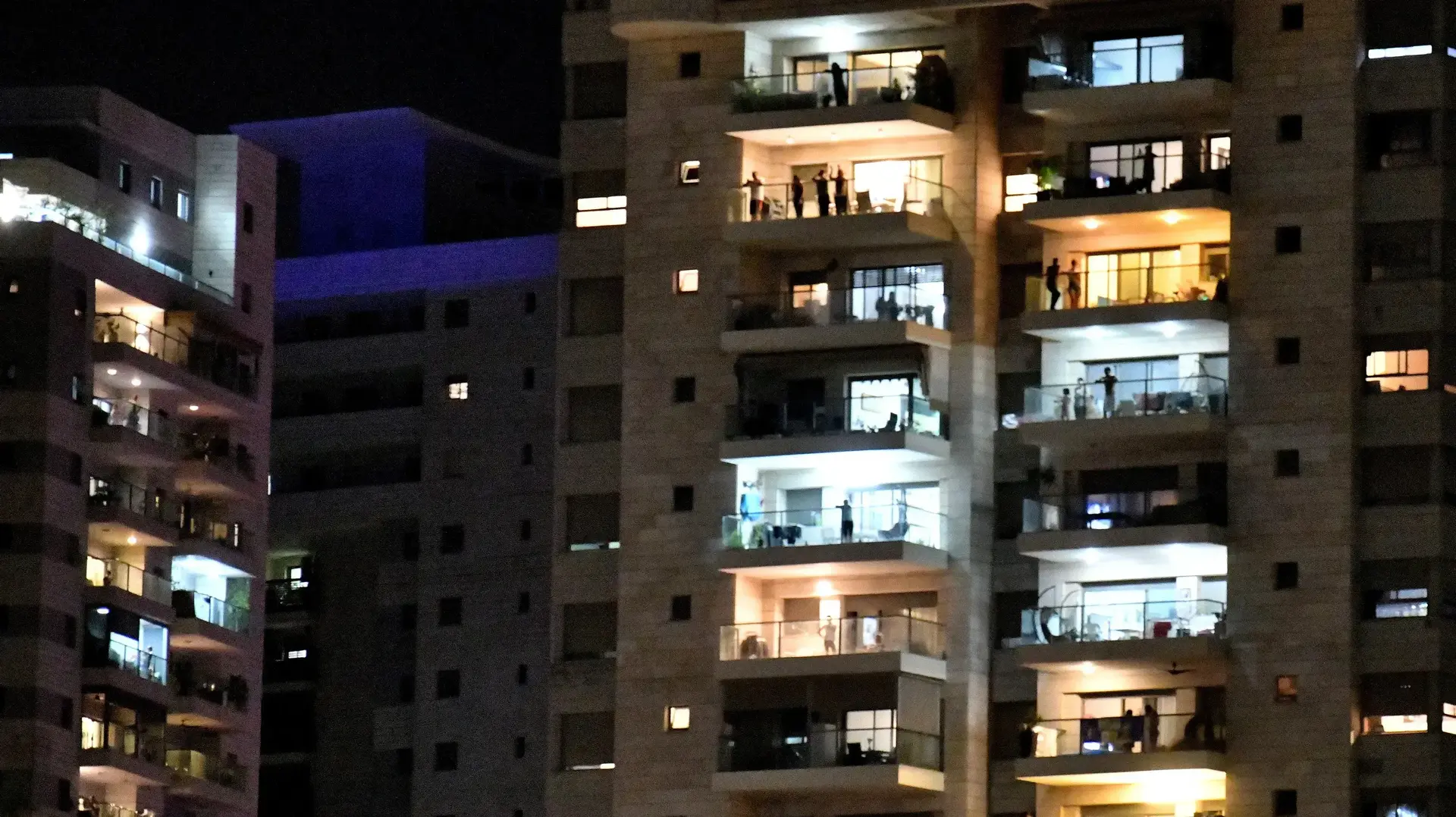 שירת התקווה ממרפסות הבתים. 10 באוקטובר 2023 שירת התקווה ממרפסות הבתים. 10 באוקטובר 2023