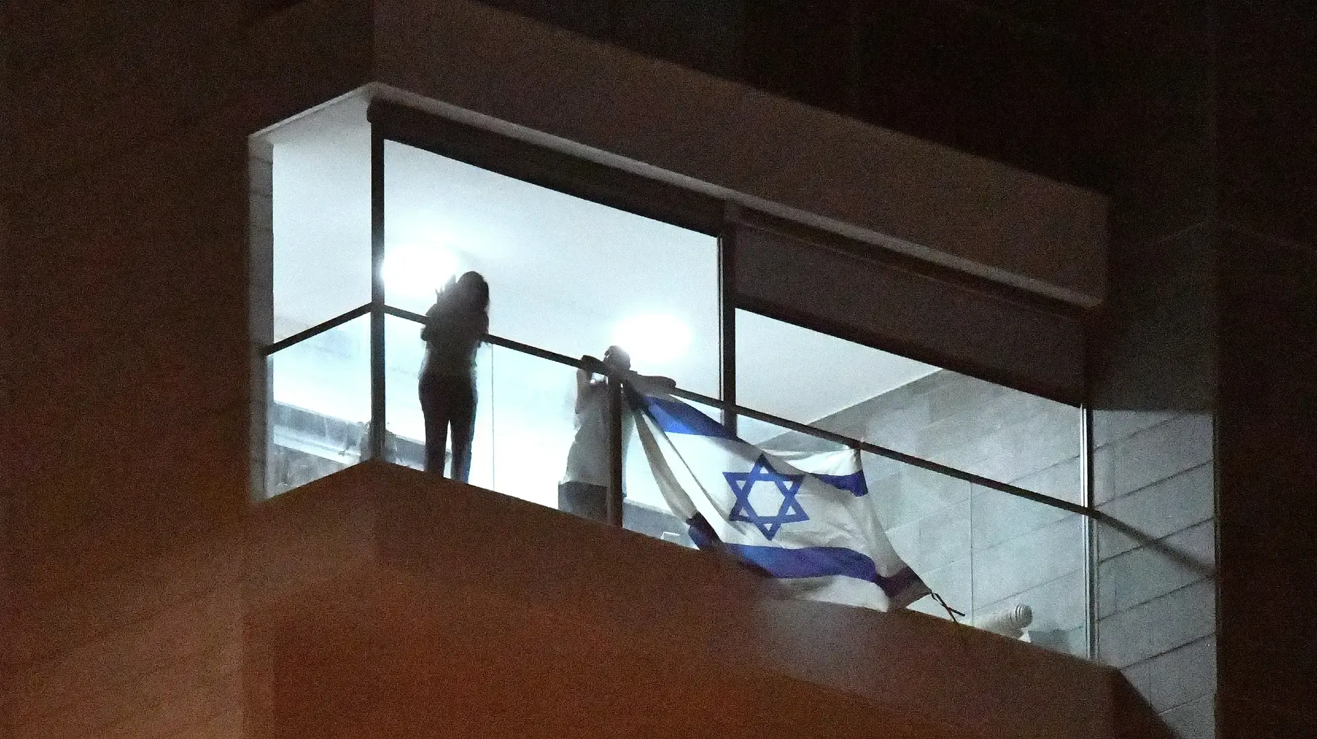 שירת התקווה ממרפסות הבתים. 10 באוקטובר 2023 שירת התקווה ממרפסות הבתים. 10 באוקטובר 2023