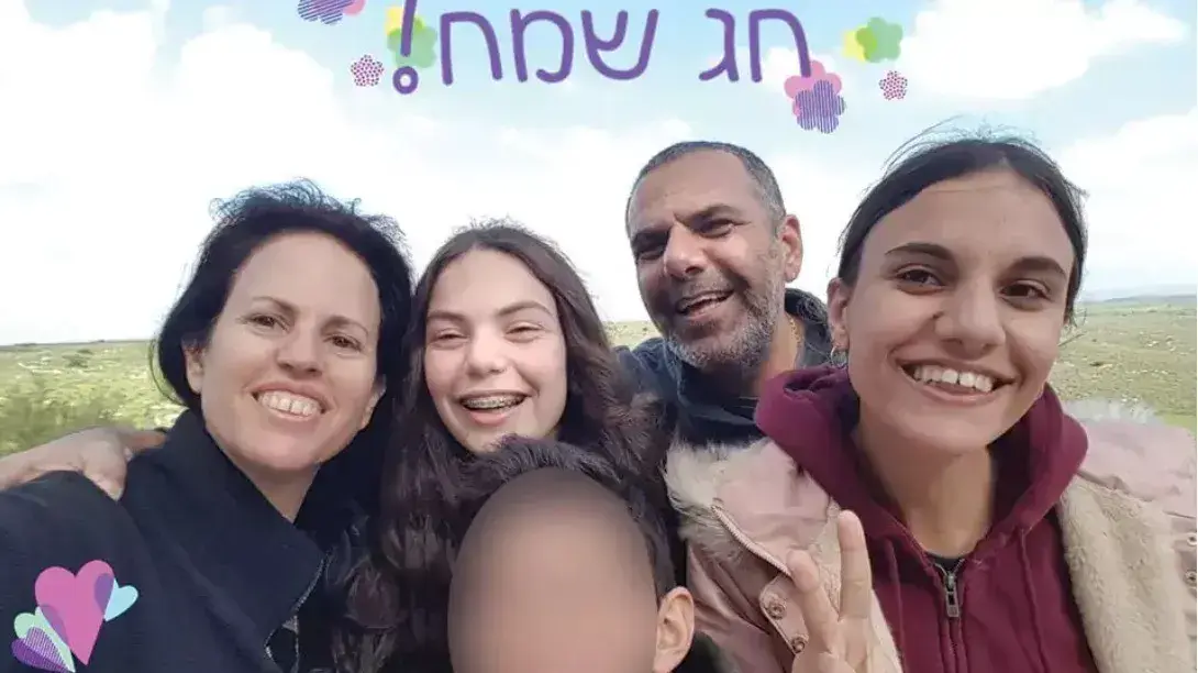 הצלם יניב זוהר, אשתו יסמין זוהר ושתי בנותיו קשת ותכלת זוהר, נרצחו במהלך חרבות ברזל הצלם יניב זוהר, אשתו יסמין זוהר ושתי בנותיו קשת ותכלת זוהר, נרצחו במהלך חרבות ברזל