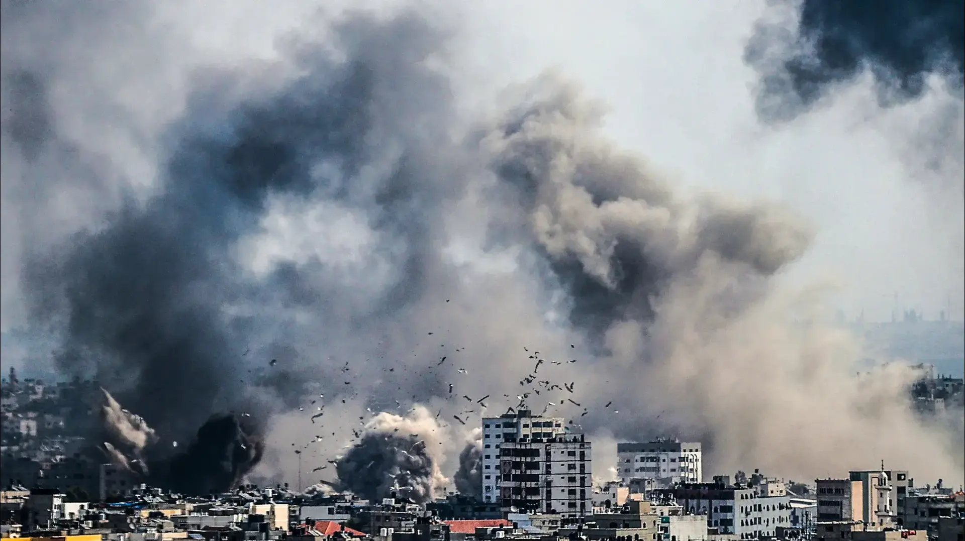 עשן מיתמר מרחבי רצועת עזה אחרי התקפות של חיל האוויר, 11 באוקטובר 2023 עשן מיתמר מרחבי רצועת עזה אחרי התקפות של חיל האוויר, 11 באוקטובר 2023