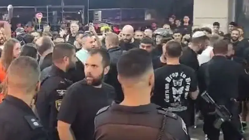 חברי ארגון לה פמיליה מתפרעים מחוץ לבית החולים שיב"א בחיפוש אחרי מחבלים 