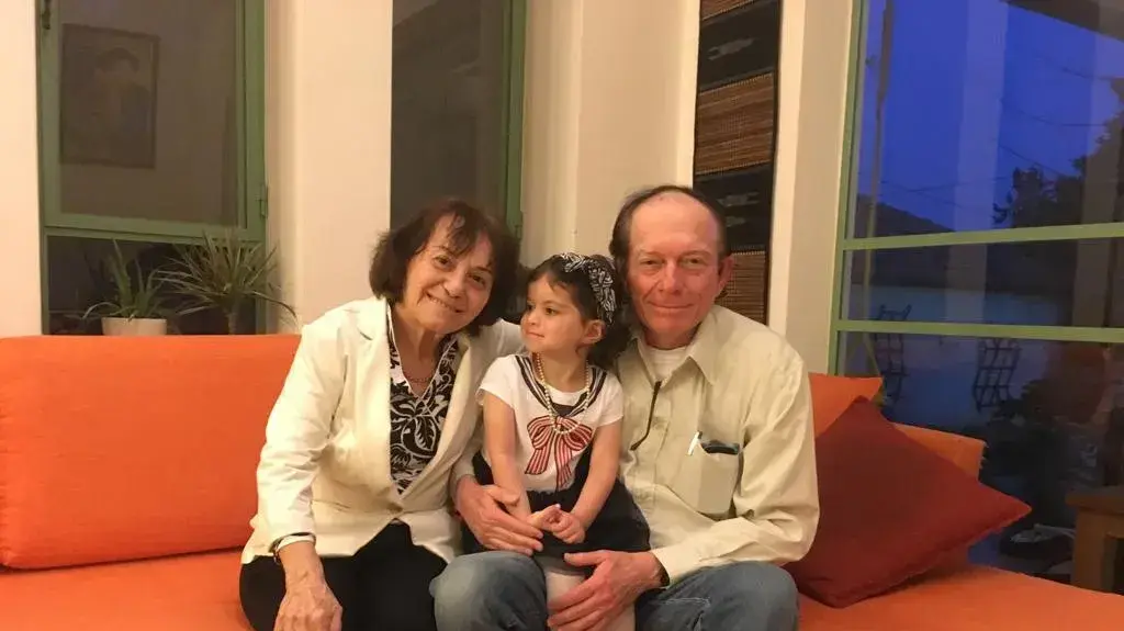 ישראל ומנוחה חולתי עם נכדתם הילי ישראל ומנוחה חולתי עם נכדתם הילי
