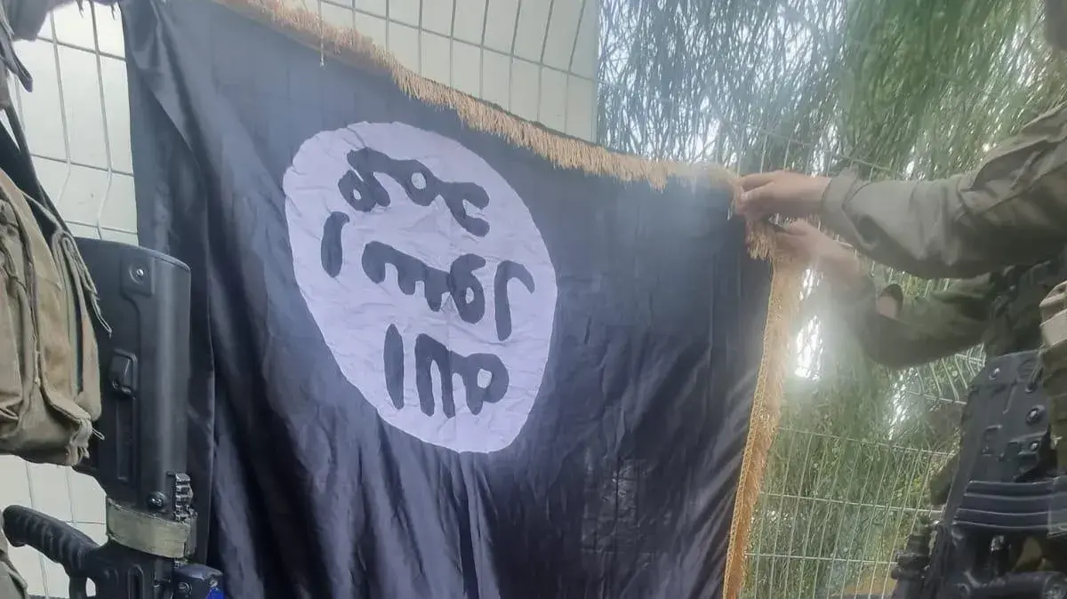 דגל דאעש בקיבוץ סופה 12 באוקטובר 2023