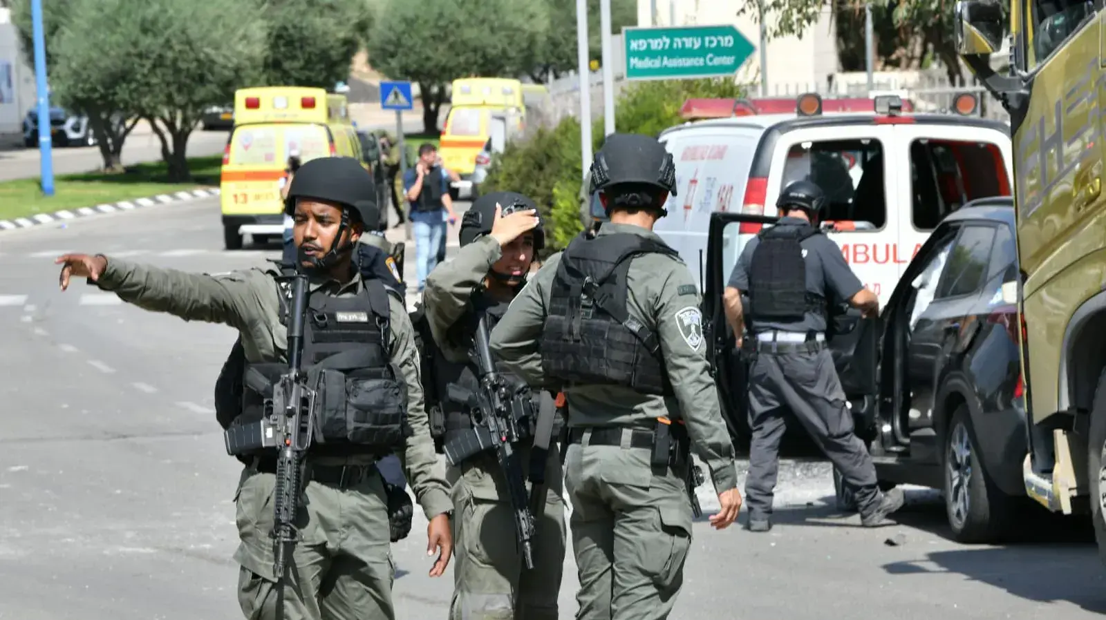 חיילים ולוחמים, זירת נפילת רקטה, תחנת מד"א שדרות, 12 באוקטובר 2023 חיילים ולוחמים, זירת נפילת רקטה, תחנת מד"א שדרות, 12 באוקטובר 2023