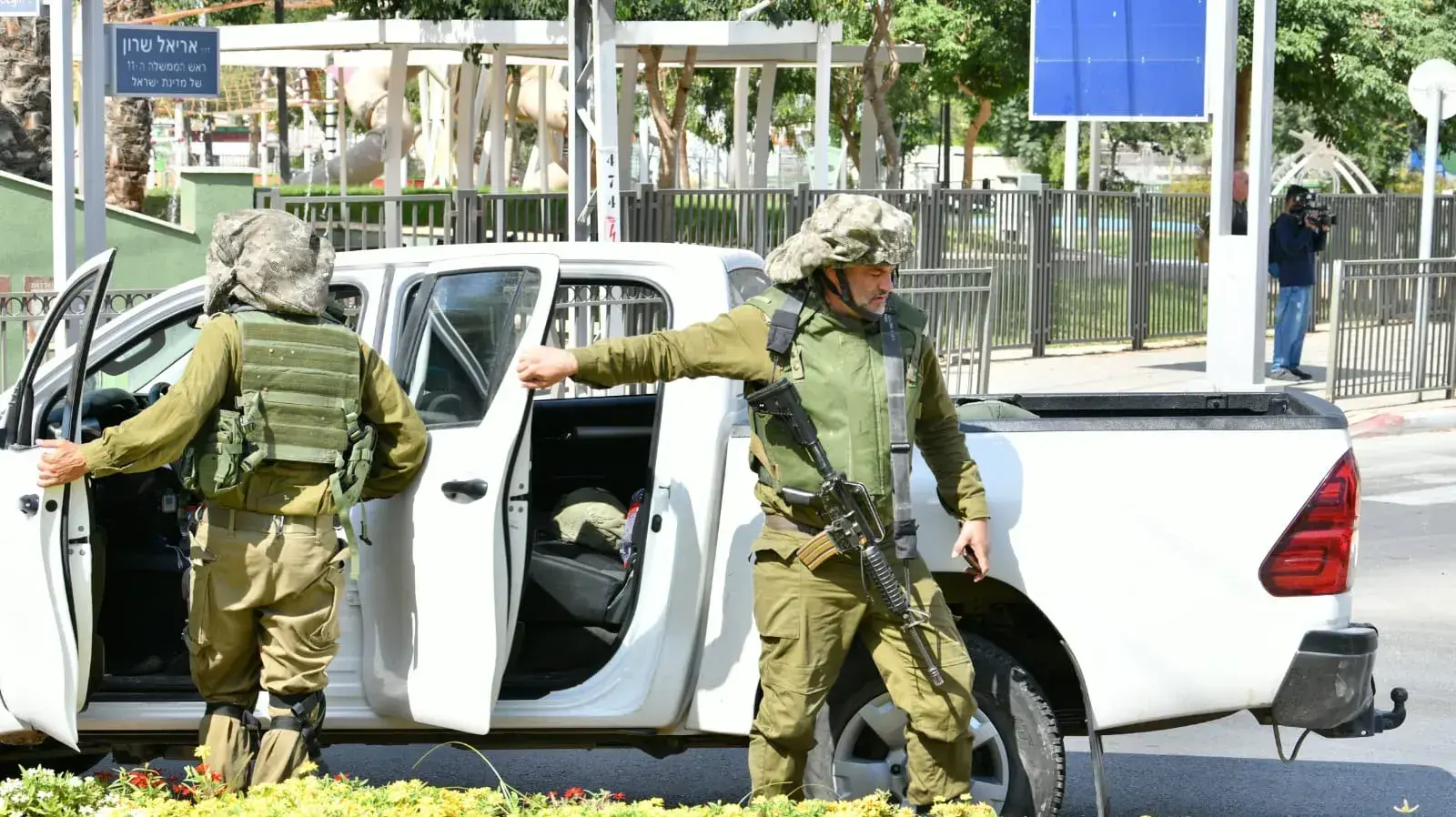 חיילים ולוחמים, זירת נפילת רקטה, תחנת מד"א שדרות, 12 באוקטובר 2023 חיילים ולוחמים, זירת נפילת רקטה, תחנת מד"א שדרות, 12 באוקטובר 2023
