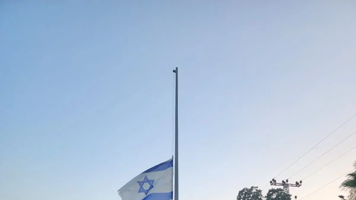 אלפי חברי ובני קיבוצים בכל רחבי הארץ מתכנסים לזכר נרצחי מתקפת הטרור שהתרחשה בעוטף עזה. דגל ישראל הורד לחצי התורן בכל הקיבוצים.12 באוקטובר 2023 אלפי חברי ובני קיבוצים בכל רחבי הארץ מתכנסים לזכר נרצחי מתקפת הטרור שהתרחשה בעוטף עזה. דגל ישראל הורד לחצי התורן בכל הקיבוצים.12 באוקטובר 2023