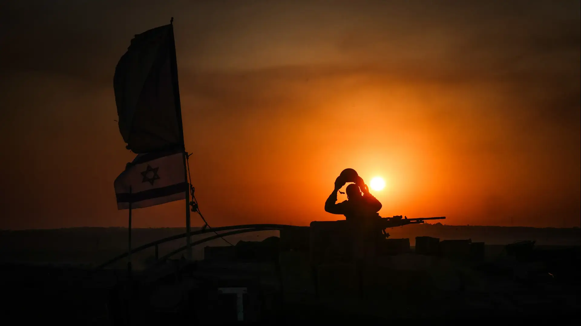 שיירת טנקים ישראליים בשקיעה ליד גבול דרום ישראל עם עזה, 12 באוקטובר 2023. שיירת טנקים ישראליים בשקיעה ליד גבול דרום ישראל עם עזה, 12 באוקטובר 2023.