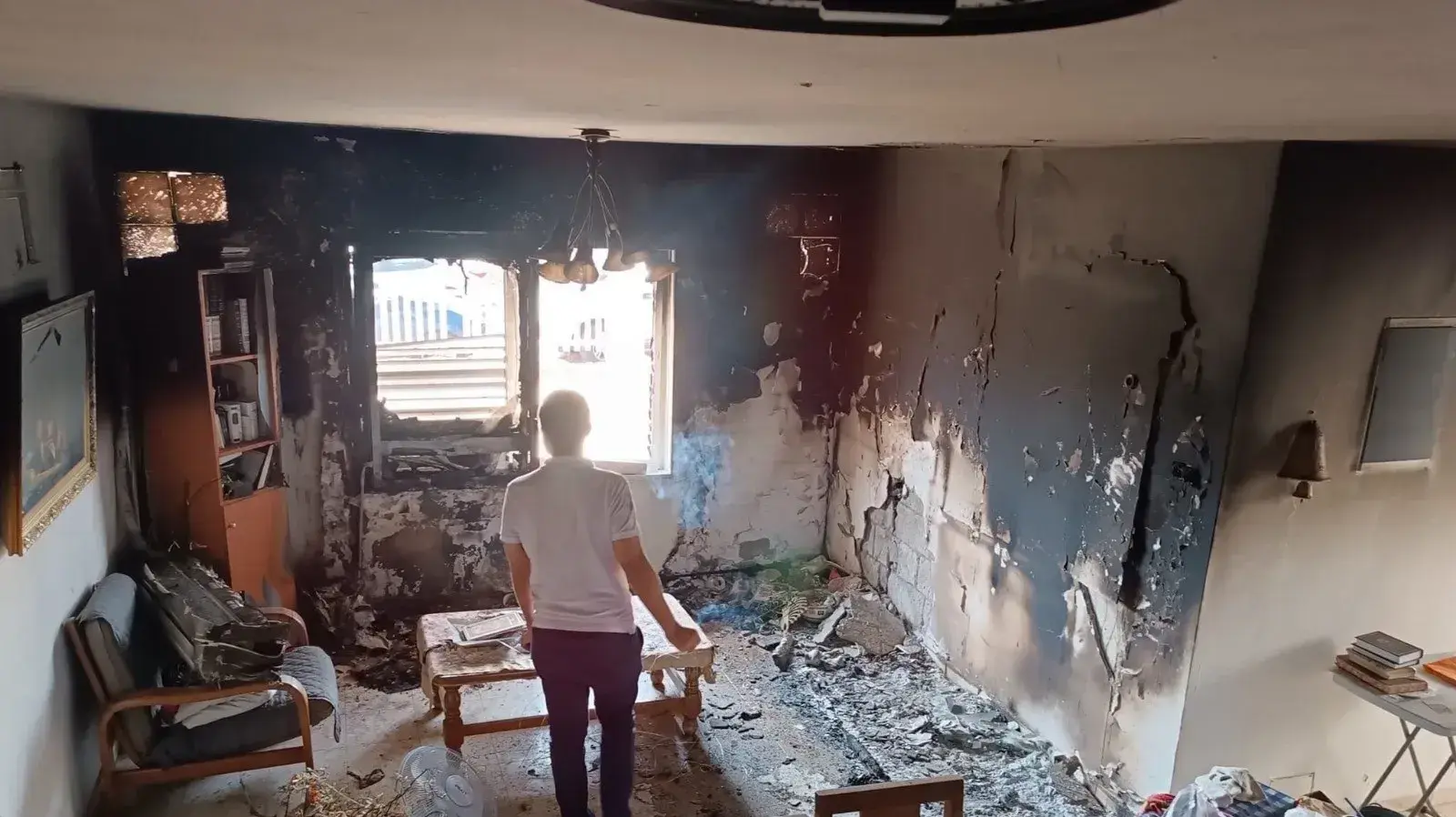 בית משפחתו של אריאל- אריק ביליה, איש ביטחון ממעבר כרם שלום שנרצח במהלך מבצע "חרבות ברזל" בית משפחתו של אריאל- אריק ביליה, איש ביטחון ממעבר כרם שלום שנרצח במהלך מבצע "חרבות ברזל"
